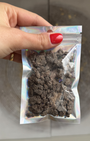 Benjoin naturel en morceaux, sachet 25g. Résine douce et vanillée pour purifier, protéger et apaiser. À brûler sur charbon auto-allumant. Origine Asie du Sud-Est.