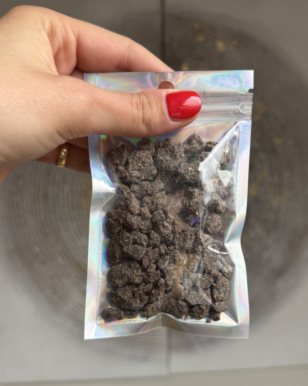 Benjoin naturel en morceaux, sachet 25g. Résine douce et vanillée pour purifier, protéger et apaiser. À brûler sur charbon auto-allumant. Origine Asie du Sud-Est.