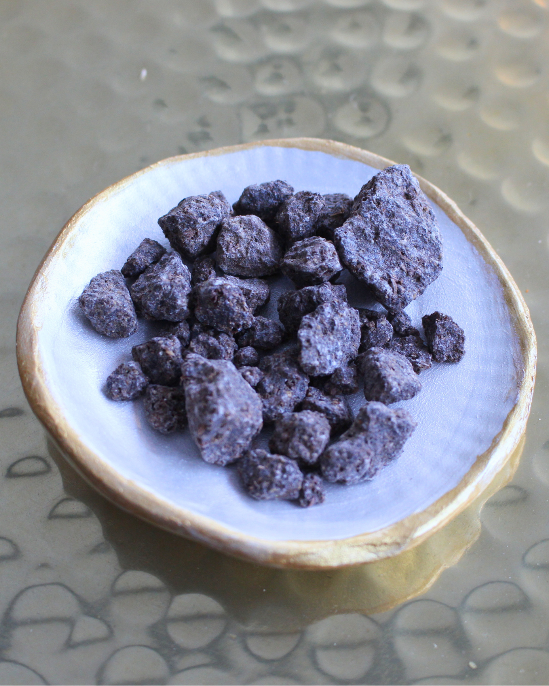 Benjoin naturel en morceaux, sachet 25g. Résine douce et vanillée pour purifier, protéger et apaiser. À brûler sur charbon auto-allumant. Origine Asie du Sud-Est.