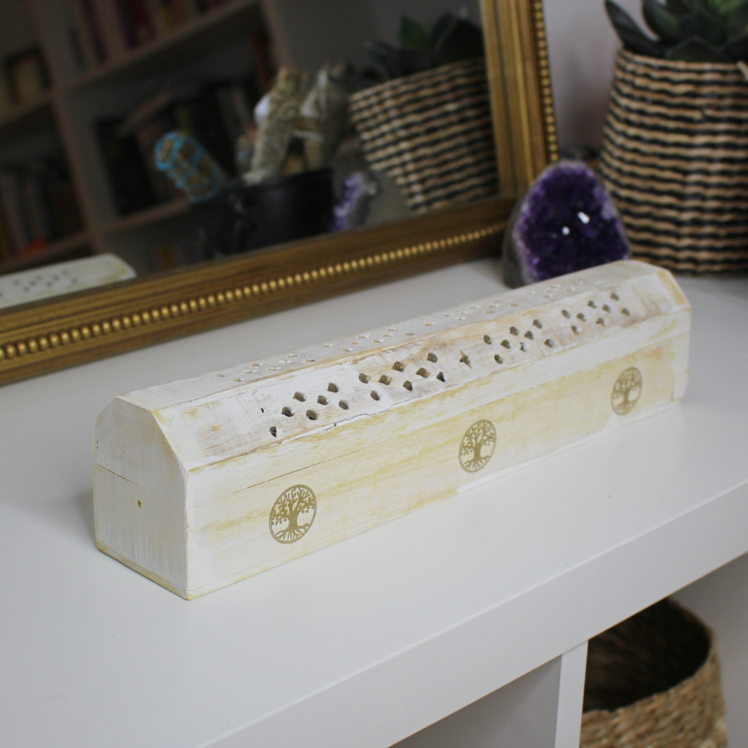 Élevez vos rituels et moments de détente avec cette boîte à encens Arbre de Vie. Inspirée des traditions orientales, cette boîte élégante et fonctionnelle vous permet de brûler vos bâtonnets d’encens tout en recueillant leurs cendres, dans une atmosphère de sérénité et d’harmonie.