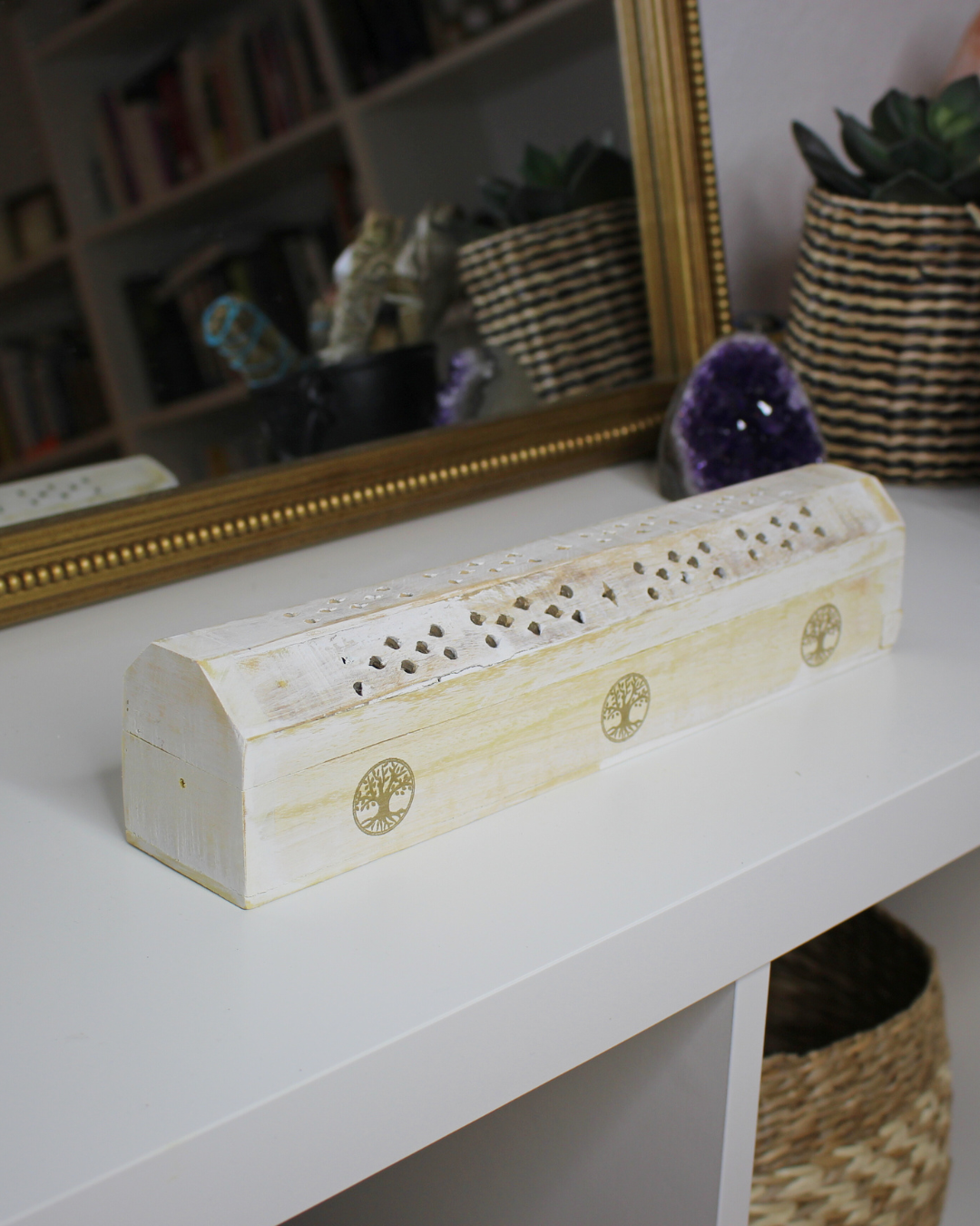 Élevez vos rituels et moments de détente avec cette boîte à encens Arbre de Vie. Inspirée des traditions orientales, cette boîte élégante et fonctionnelle vous permet de brûler vos bâtonnets d’encens tout en recueillant leurs cendres, dans une atmosphère de sérénité et d’harmonie.