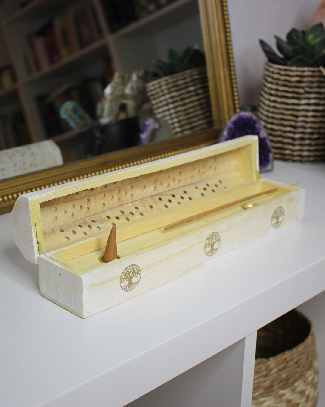 Élevez vos rituels et moments de détente avec cette boîte à encens Arbre de Vie. Inspirée des traditions orientales, cette boîte élégante et fonctionnelle vous permet de brûler vos bâtonnets d’encens tout en recueillant leurs cendres, dans une atmosphère de sérénité et d’harmonie.