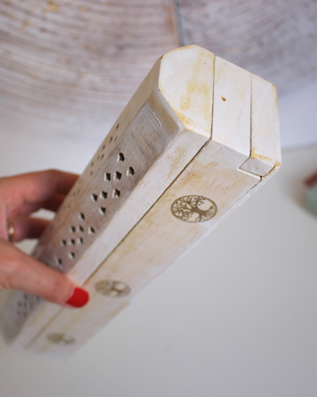 Élevez vos rituels et moments de détente avec cette boîte à encens Arbre de Vie. Inspirée des traditions orientales, cette boîte élégante et fonctionnelle vous permet de brûler vos bâtonnets d’encens tout en recueillant leurs cendres, dans une atmosphère de sérénité et d’harmonie.
