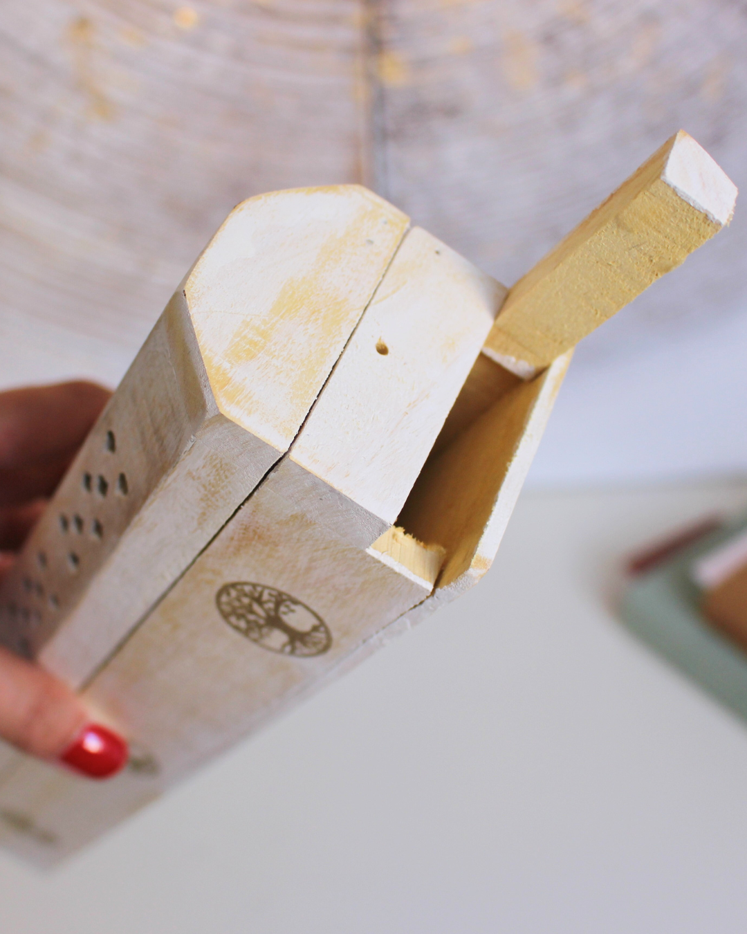 Élevez vos rituels et moments de détente avec cette boîte à encens Arbre de Vie. Inspirée des traditions orientales, cette boîte élégante et fonctionnelle vous permet de brûler vos bâtonnets d’encens tout en recueillant leurs cendres, dans une atmosphère de sérénité et d’harmonie.
