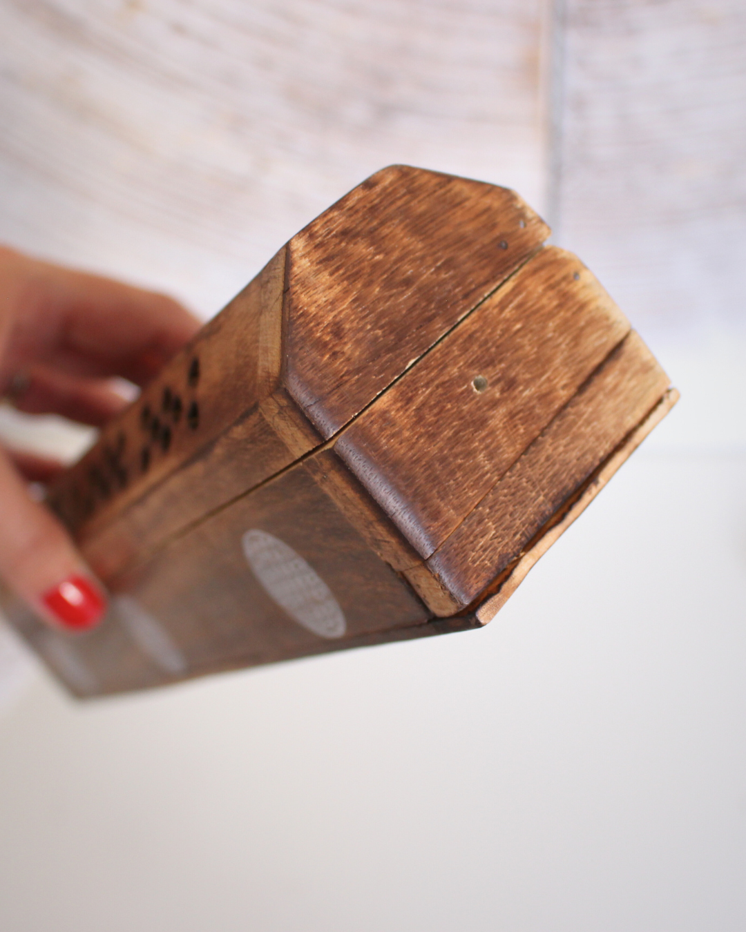 Boîte à encens Fleur de Vie. Cette boîte  permet de brûler un ou deux bâtonnets d’encens simultanément, ou un ou deux cônes tout en recueillant soigneusement les cendres. Elle est également équipée d’un compartiment de rangement pour vos encens.