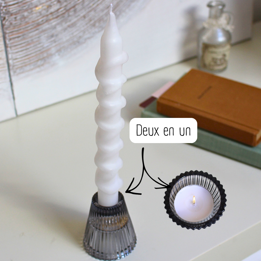 Conçu en verre de haute qualité, ce porte-bougie au design réversible offre une polyvalence idéale, pouvant accueillir aussi bien des bougies longues que des bougies chauffe-plat. 