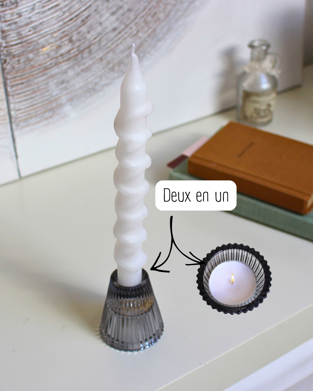 Conçu en verre de haute qualité, ce porte-bougie au design réversible offre une polyvalence idéale, pouvant accueillir aussi bien des bougies longues que des bougies chauffe-plat. 
