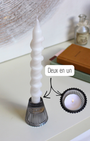 Conçu en verre de haute qualité, ce porte-bougie au design réversible offre une polyvalence idéale, pouvant accueillir aussi bien des bougies longues que des bougies chauffe-plat. 