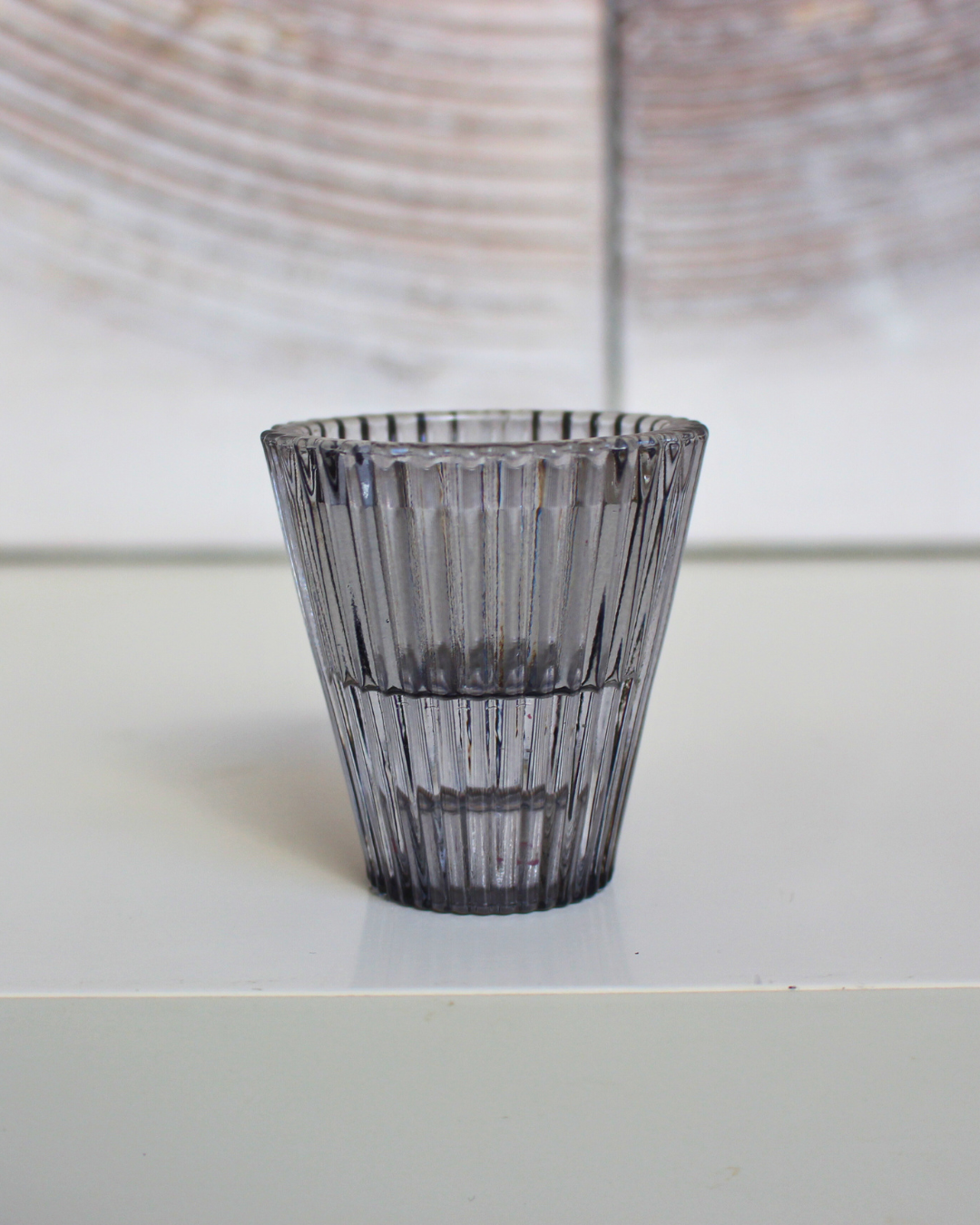 Conçu en verre de haute qualité, ce porte-bougie au design réversible offre une polyvalence idéale, pouvant accueillir aussi bien des bougies longues que des bougies chauffe-plat. 