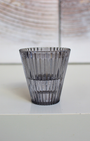 Conçu en verre de haute qualité, ce porte-bougie au design réversible offre une polyvalence idéale, pouvant accueillir aussi bien des bougies longues que des bougies chauffe-plat. 