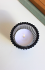 Conçu en verre de haute qualité, ce porte-bougie au design réversible offre une polyvalence idéale, pouvant accueillir aussi bien des bougies longues que des bougies chauffe-plat.
