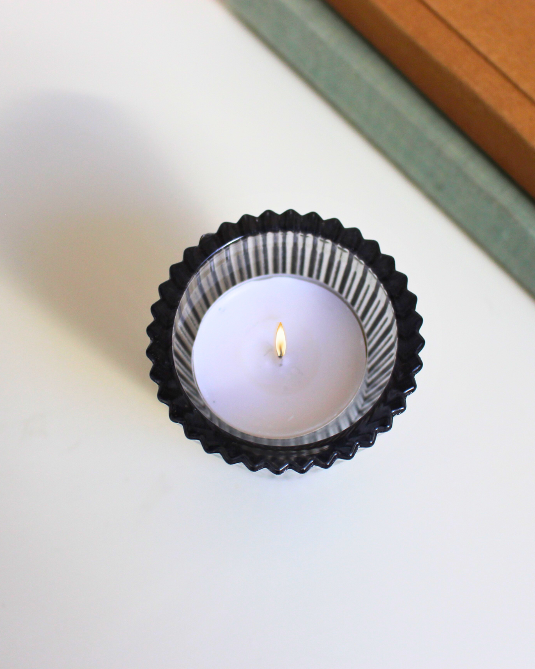Conçu en verre de haute qualité, ce porte-bougie au design réversible offre une polyvalence idéale, pouvant accueillir aussi bien des bougies longues que des bougies chauffe-plat.