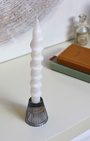 Conçu en verre de haute qualité, ce porte-bougie au design réversible offre une polyvalence idéale, pouvant accueillir aussi bien des bougies longues que des bougies chauffe-plat.