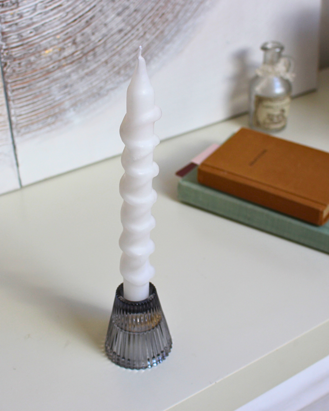 Conçu en verre de haute qualité, ce porte-bougie au design réversible offre une polyvalence idéale, pouvant accueillir aussi bien des bougies longues que des bougies chauffe-plat.