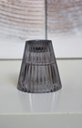 Conçu en verre de haute qualité, ce porte-bougie au design réversible offre une polyvalence idéale, pouvant accueillir aussi bien des bougies longues que des bougies chauffe-plat.