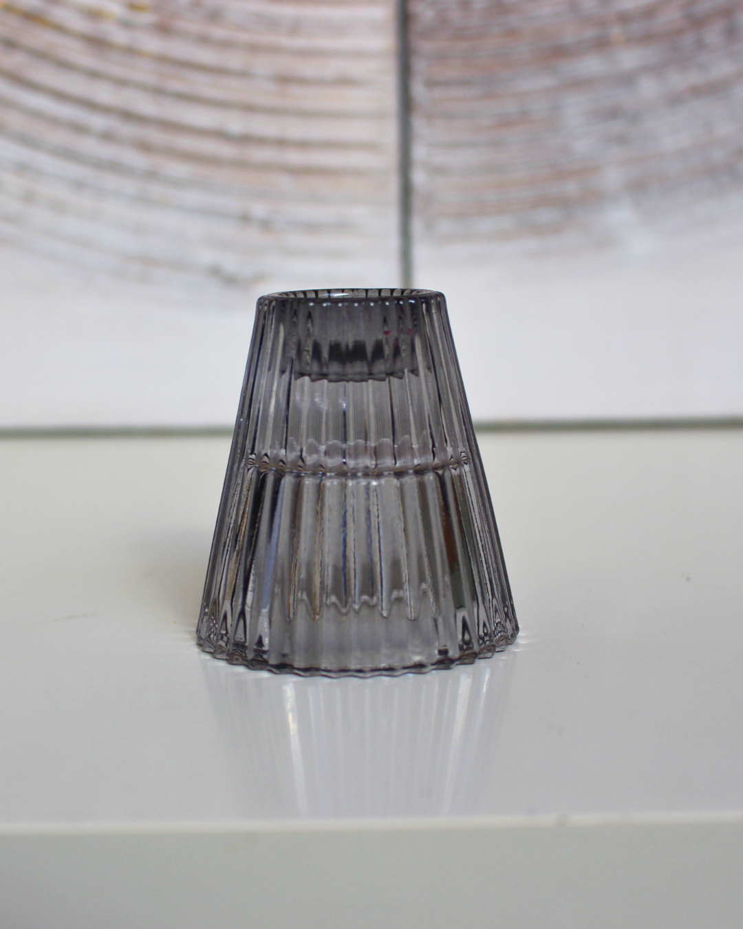 Conçu en verre de haute qualité, ce porte-bougie au design réversible offre une polyvalence idéale, pouvant accueillir aussi bien des bougies longues que des bougies chauffe-plat.
