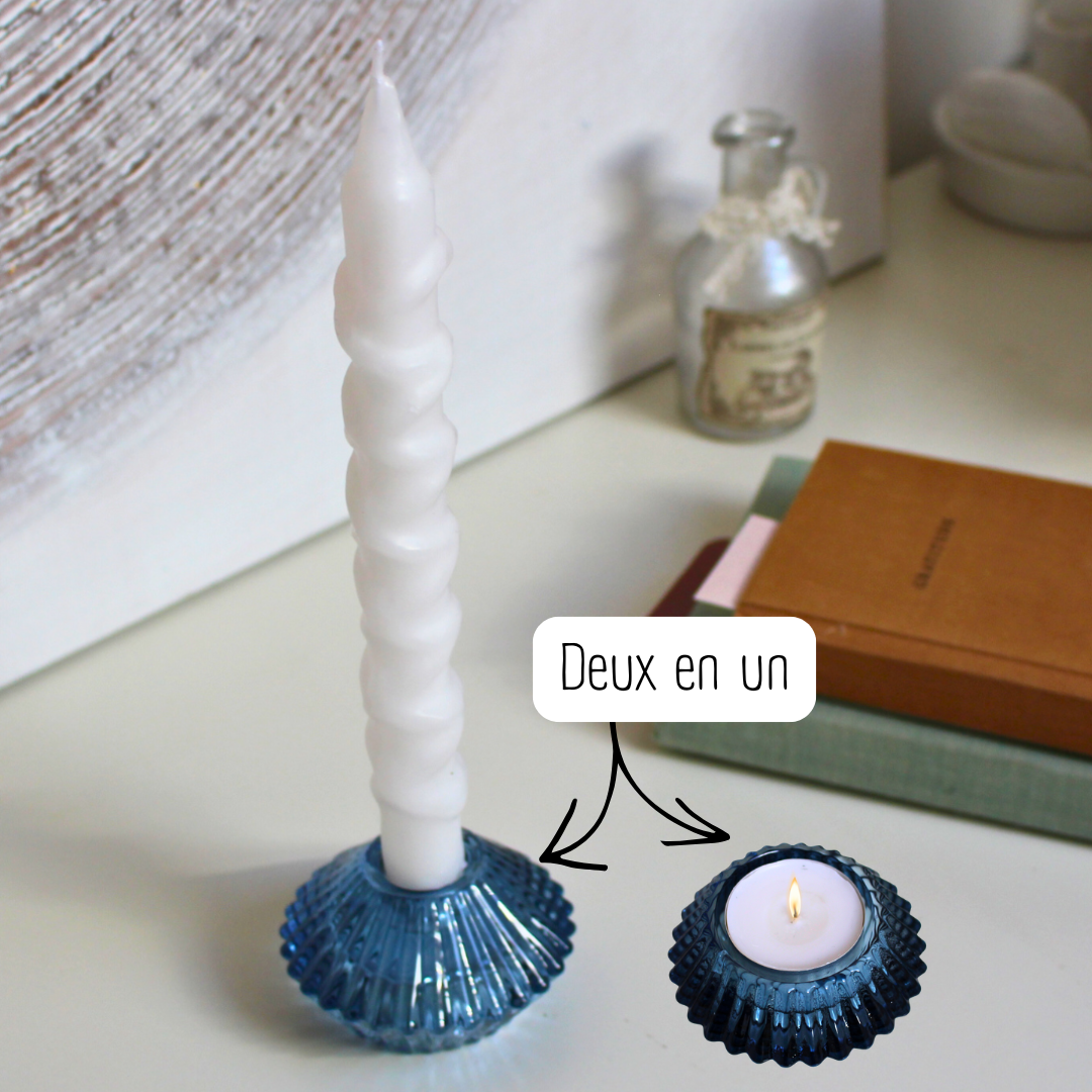 Conçu en verre de haute qualité, ce porte-bougie au design réversible offre une polyvalence idéale, pouvant accueillir aussi bien des bougies longues que des bougies chauffe-plat. 