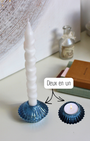 Conçu en verre de haute qualité, ce porte-bougie au design réversible offre une polyvalence idéale, pouvant accueillir aussi bien des bougies longues que des bougies chauffe-plat. 