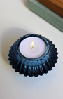 Conçu en verre de haute qualité, ce porte-bougie au design réversible offre une polyvalence idéale, pouvant accueillir aussi bien des bougies longues que des bougies chauffe-plat. 