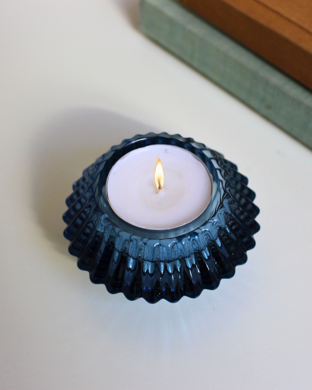 Conçu en verre de haute qualité, ce porte-bougie au design réversible offre une polyvalence idéale, pouvant accueillir aussi bien des bougies longues que des bougies chauffe-plat. 
