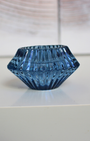 Conçu en verre de haute qualité, ce porte-bougie au design réversible offre une polyvalence idéale, pouvant accueillir aussi bien des bougies longues que des bougies chauffe-plat. 
