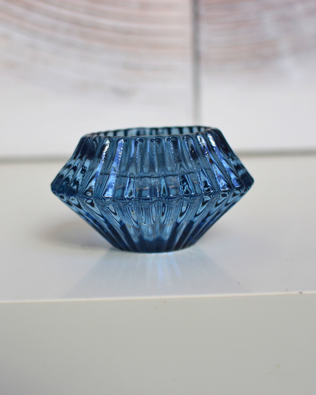Conçu en verre de haute qualité, ce porte-bougie au design réversible offre une polyvalence idéale, pouvant accueillir aussi bien des bougies longues que des bougies chauffe-plat. 