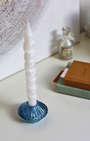 Conçu en verre de haute qualité, ce porte-bougie au design réversible offre une polyvalence idéale, pouvant accueillir aussi bien des bougies longues que des bougies chauffe-plat. 