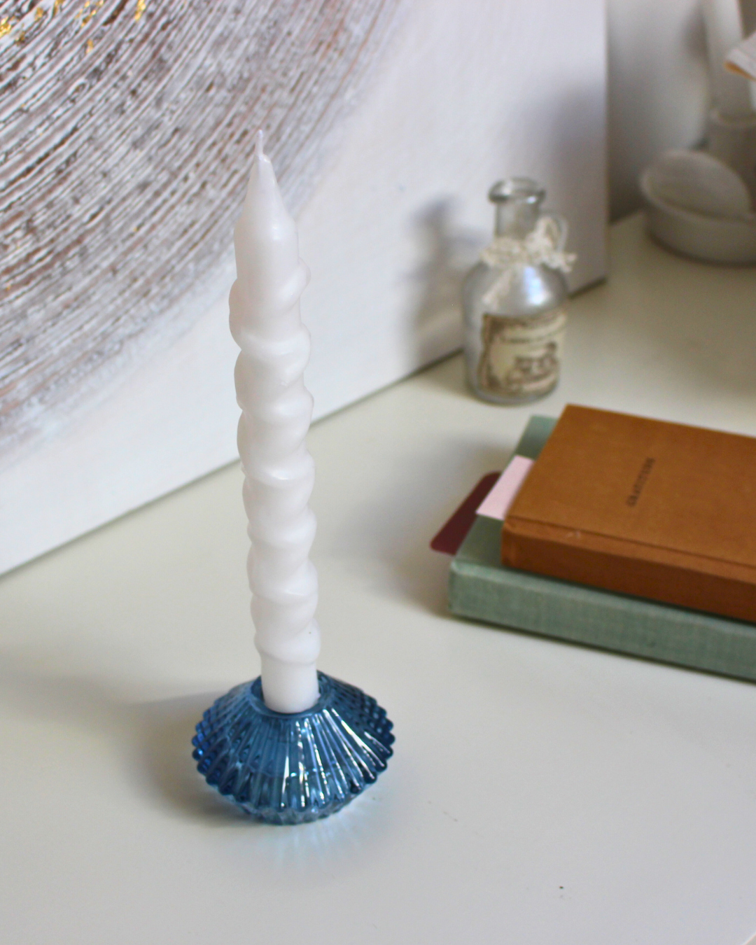 Conçu en verre de haute qualité, ce porte-bougie au design réversible offre une polyvalence idéale, pouvant accueillir aussi bien des bougies longues que des bougies chauffe-plat. 