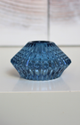 Conçu en verre de haute qualité, ce porte-bougie au design réversible offre une polyvalence idéale, pouvant accueillir aussi bien des bougies longues que des bougies chauffe-plat. 