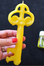 Cette bougie rituelle jaune est conçue pour vous aider à lever les blocages et ouvrir les portes de la réussite. Associée à l’énergie de l’abondance et de la prospérité, elle devient un puissant allié pour attirer la réussite dans vos projets personnels, professionnels ou financiers.