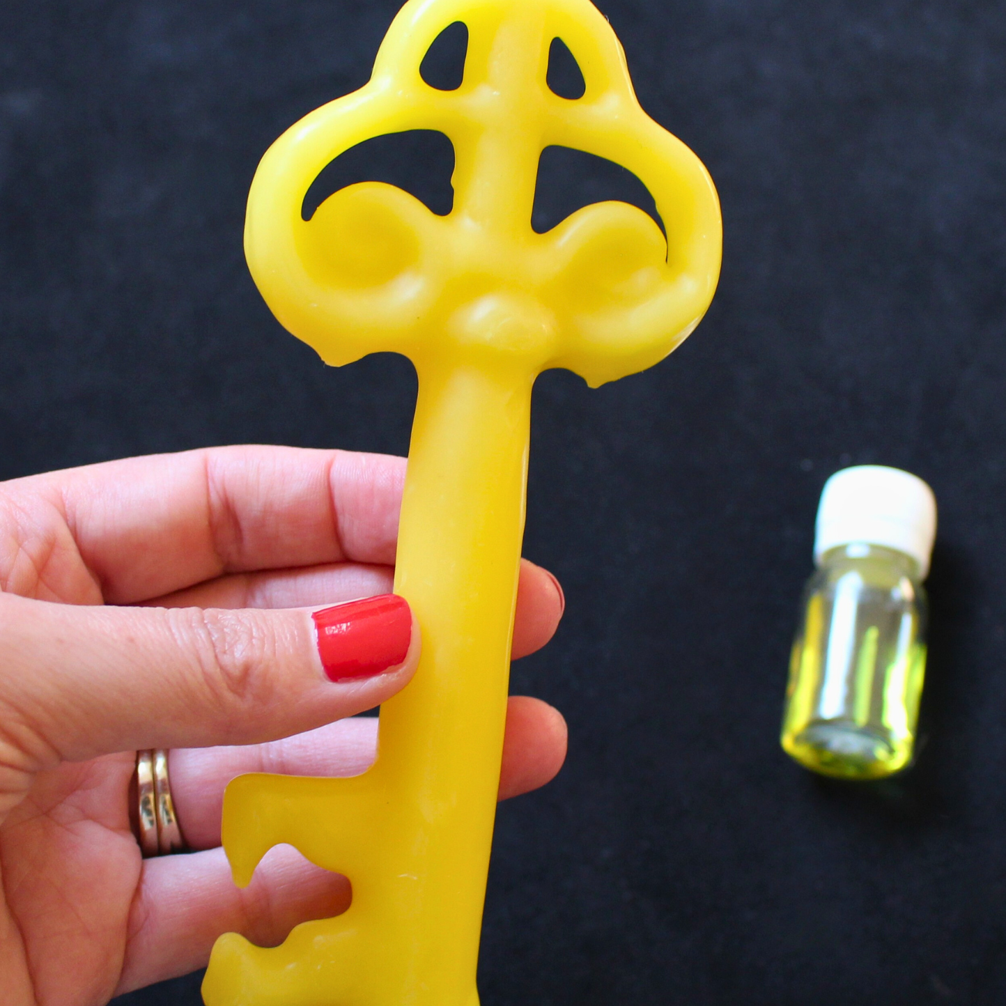 Cette bougie rituelle jaune est conçue pour vous aider à lever les blocages et ouvrir les portes de la réussite. Associée à l’énergie de l’abondance et de la prospérité, elle devient un puissant allié pour attirer la réussite dans vos projets personnels, professionnels ou financiers.