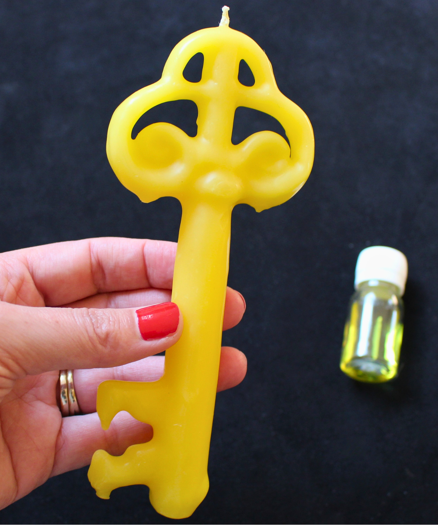 Cette bougie rituelle jaune est conçue pour vous aider à lever les blocages et ouvrir les portes de la réussite. Associée à l’énergie de l’abondance et de la prospérité, elle devient un puissant allié pour attirer la réussite dans vos projets personnels, professionnels ou financiers.