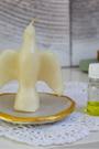 Cette bougie rituelle colombe blanche est conçue pour apporter paix, sérénité et soutien dans les démarches de guérison, qu’elles soient physiques, émotionnelles ou spirituelles. Symbole de la pureté et de la lumière, la colombe accompagne vos prières pour apaiser, vous apporter une aide spirituelle ou est un soutien à une guérison.