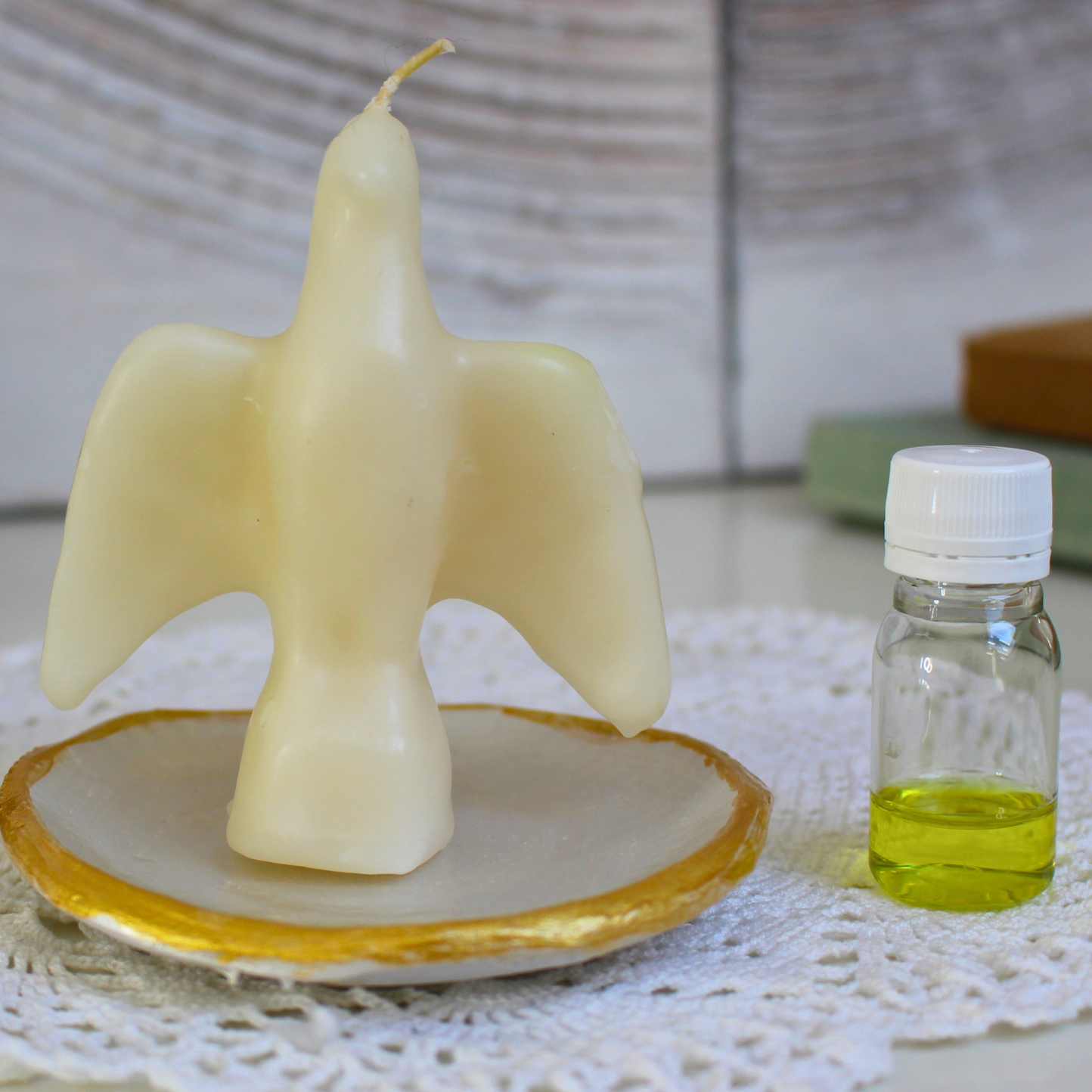 Cette bougie rituelle colombe blanche est conçue pour apporter paix, sérénité et soutien dans les démarches de guérison, qu’elles soient physiques, émotionnelles ou spirituelles. Symbole de la pureté et de la lumière, la colombe accompagne vos prières pour apaiser, vous apporter une aide spirituelle ou est un soutien à une guérison.