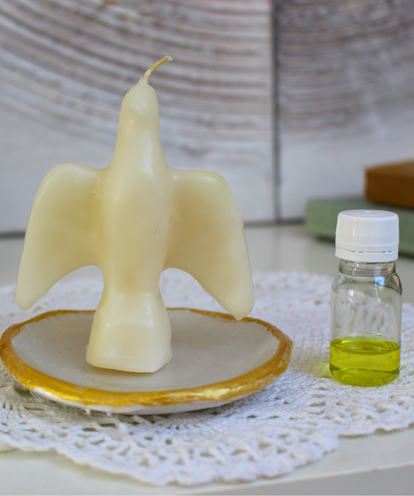 Cette bougie rituelle colombe blanche est conçue pour apporter paix, sérénité et soutien dans les démarches de guérison, qu’elles soient physiques, émotionnelles ou spirituelles. Symbole de la pureté et de la lumière, la colombe accompagne vos prières pour apaiser, vous apporter une aide spirituelle ou est un soutien à une guérison.