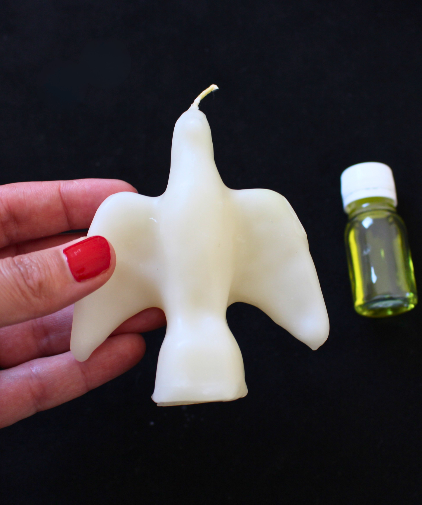 Cette bougie rituelle colombe blanche est conçue pour apporter paix, sérénité et soutien dans les démarches de guérison, qu’elles soient physiques, émotionnelles ou spirituelles. Symbole de la pureté et de la lumière, la colombe accompagne vos prières pour apaiser, vous apporter une aide spirituelle ou est un soutien à une guérison.