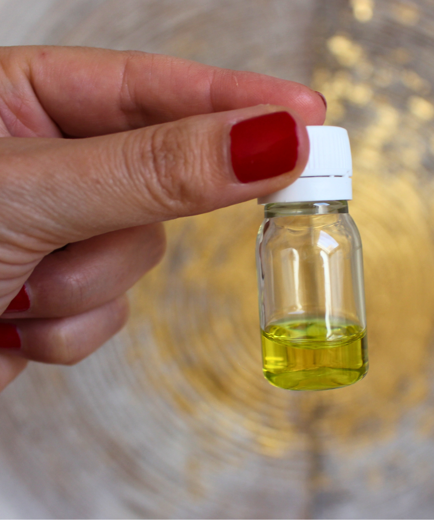 Cette bougie rituelle colombe blanche est conçue pour apporter paix, sérénité et soutien dans les démarches de guérison, qu’elles soient physiques, émotionnelles ou spirituelles. Symbole de la pureté et de la lumière, la colombe accompagne vos prières pour apaiser, vous apporter une aide spirituelle ou est un soutien à une guérison.