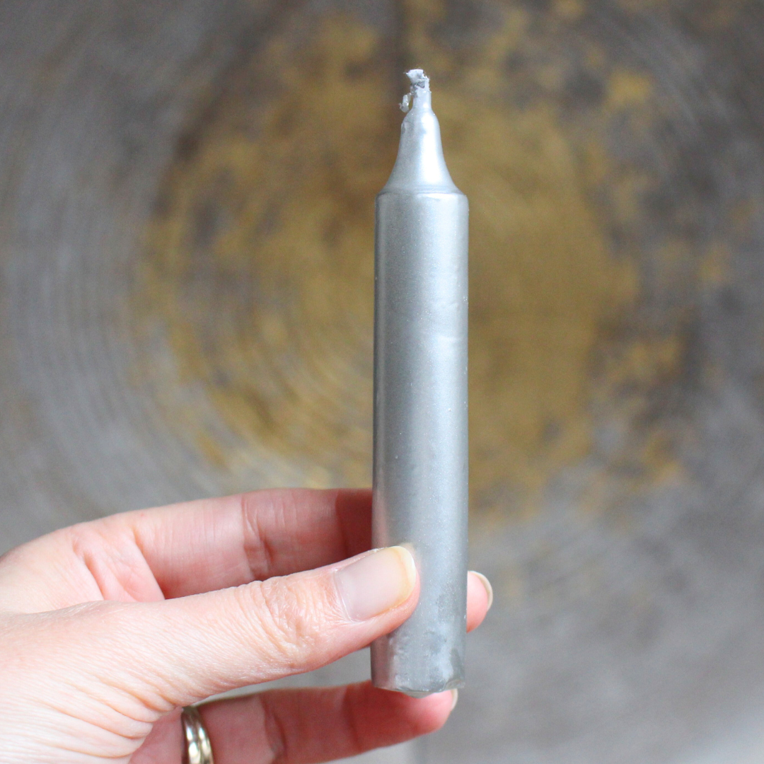 La bougie argentée est reliée à l’énergie lunaire, à l’intuition et au féminin sacré. Elle accompagne les rituels liés aux émotions et au monde subtil.
