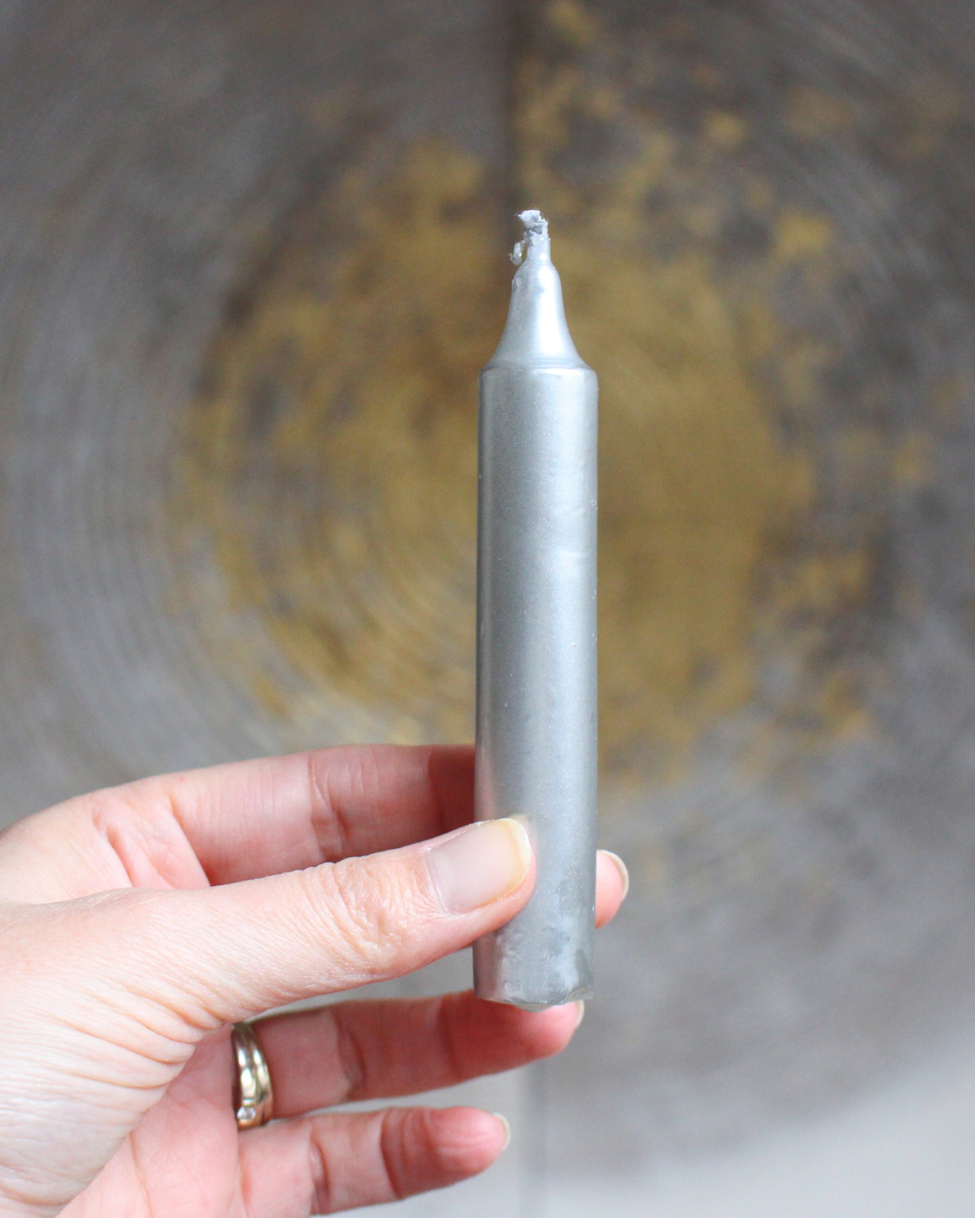 La bougie argentée est reliée à l’énergie lunaire, à l’intuition et au féminin sacré. Elle accompagne les rituels liés aux émotions et au monde subtil.
