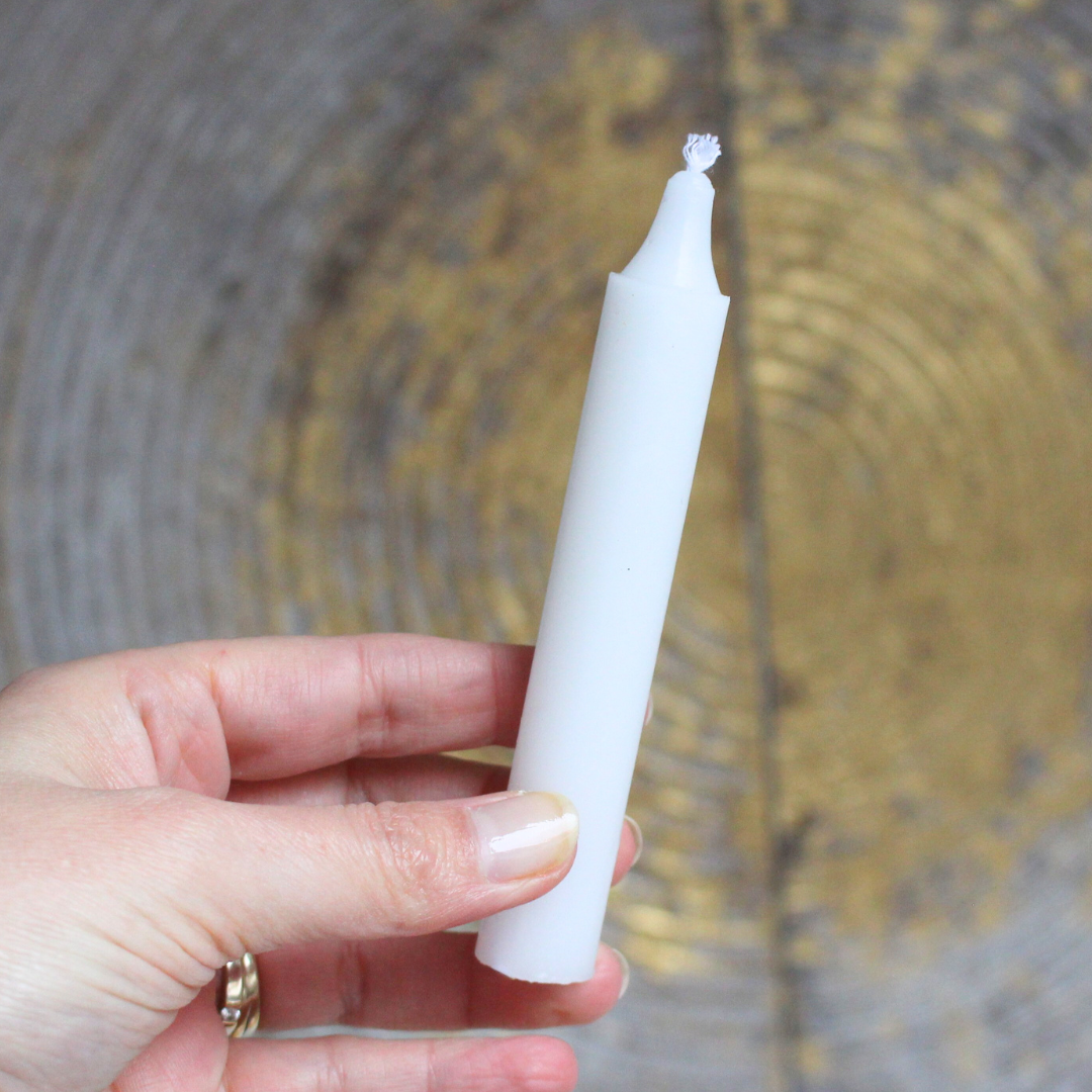 La bougie blanche est une bougie universelle, utilisée pour la purification,  la paix et la clarté spirituelle. Elle peut remplacer toutes les autres couleurs dans vos rituels.