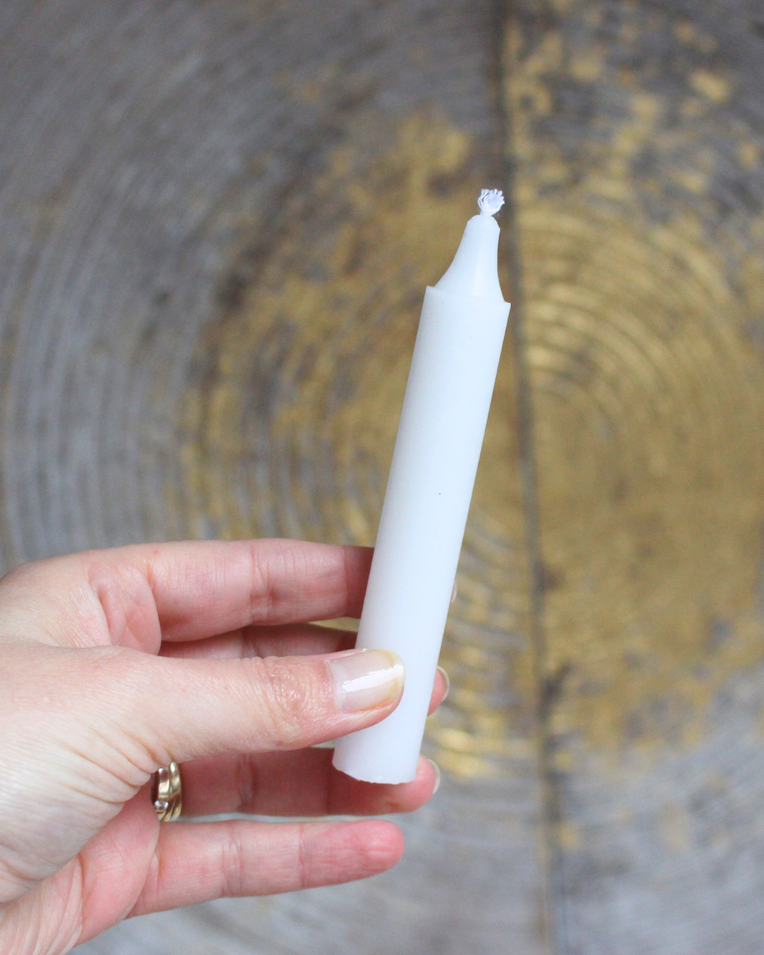 La bougie blanche est une bougie universelle, utilisée pour la purification,  la paix et la clarté spirituelle. Elle peut remplacer toutes les autres couleurs dans vos rituels.