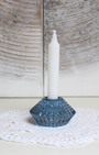 La bougie blanche est une bougie universelle, utilisée pour la purification,  la paix et la clarté spirituelle. Elle peut remplacer toutes les autres couleurs dans vos rituels.