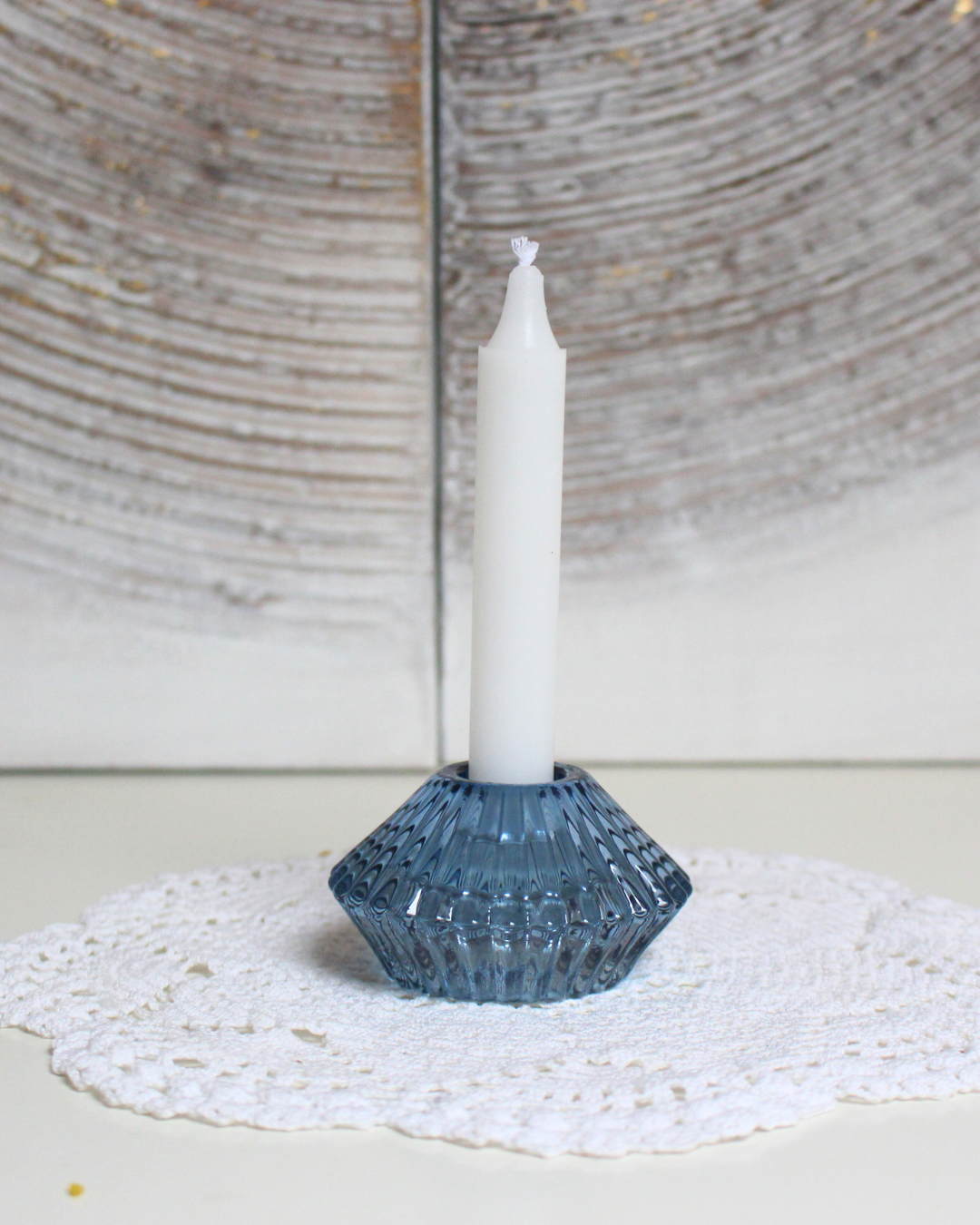 La bougie blanche est une bougie universelle, utilisée pour la purification,  la paix et la clarté spirituelle. Elle peut remplacer toutes les autres couleurs dans vos rituels.