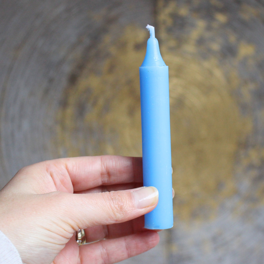 La bougie bleue favorise le calme, la communication et la sagesse intérieure. Elle est idéale pour la méditation, la prière et la recherche de vérité.