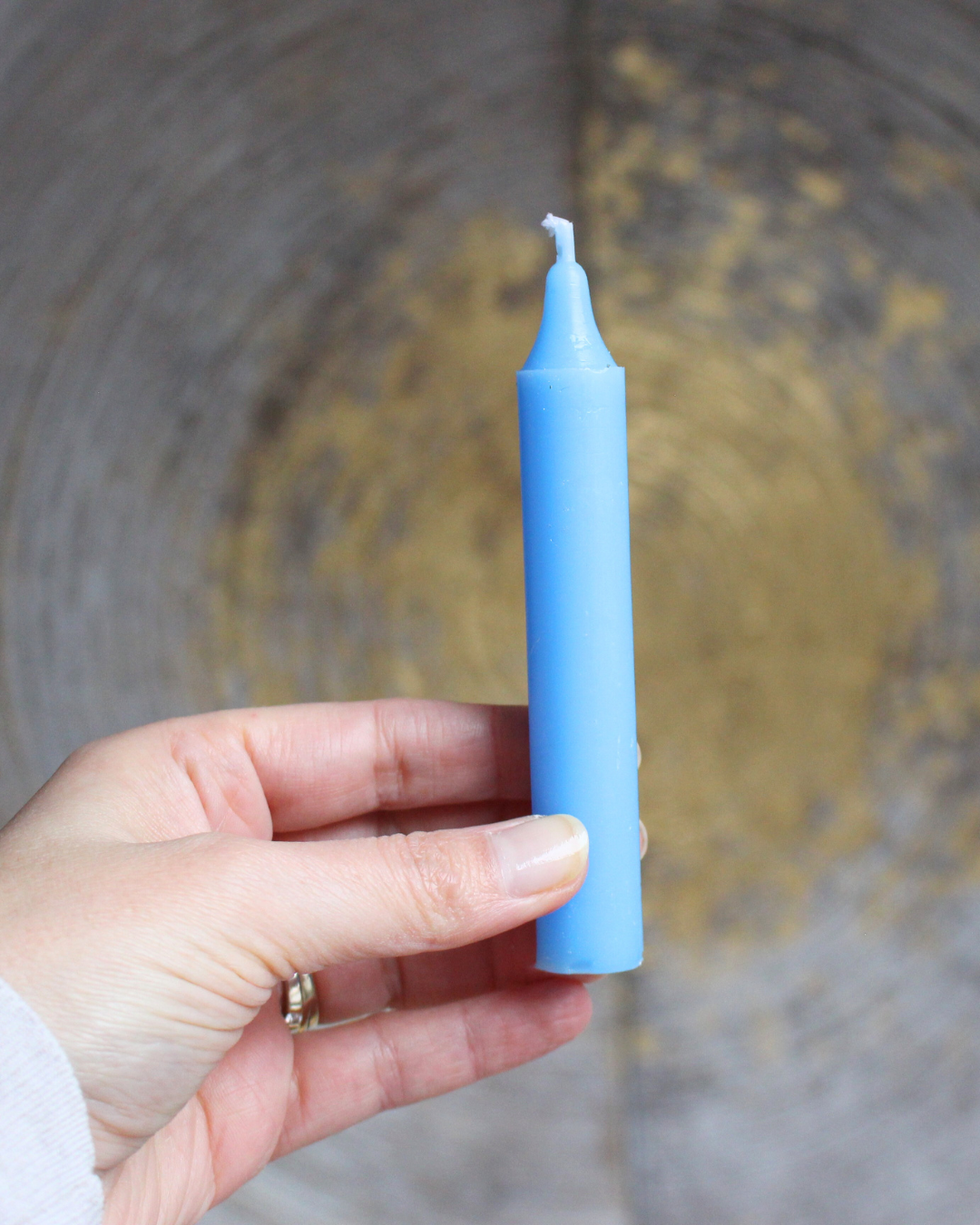La bougie bleue favorise le calme, la communication et la sagesse intérieure. Elle est idéale pour la méditation, la prière et la recherche de vérité.