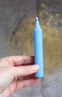 La bougie bleue favorise le calme, la communication et la sagesse intérieure. Elle est idéale pour la méditation, la prière et la recherche de vérité.