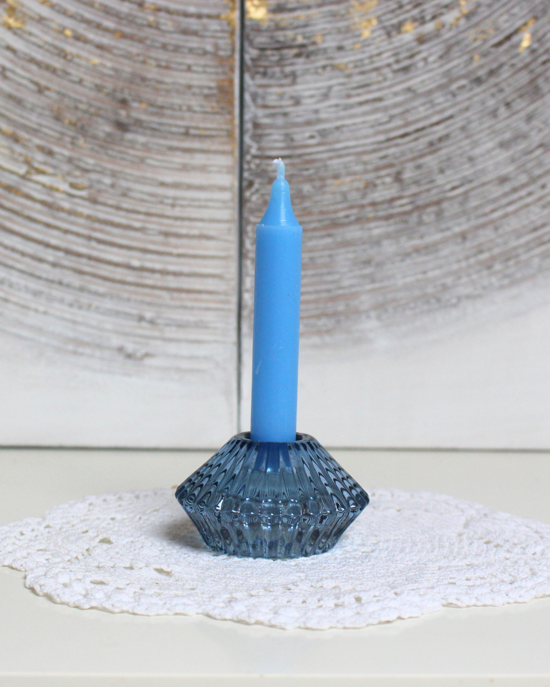 La bougie bleue favorise le calme, la communication et la sagesse intérieure. Elle est idéale pour la méditation, la prière et la recherche de vérité.