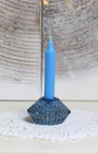 La bougie bleue favorise le calme, la communication et la sagesse intérieure. Elle est idéale pour la méditation, la prière et la recherche de vérité.