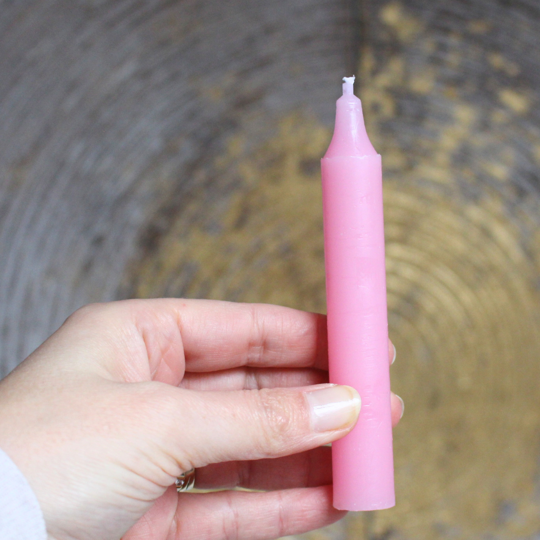 Douce et réconfortante, la bougie rose est associée à l’amour, la douceur, la tendresse et l’apaisement émotionnel. Elle convient parfaitement aux rituels affectifs et relationnels.