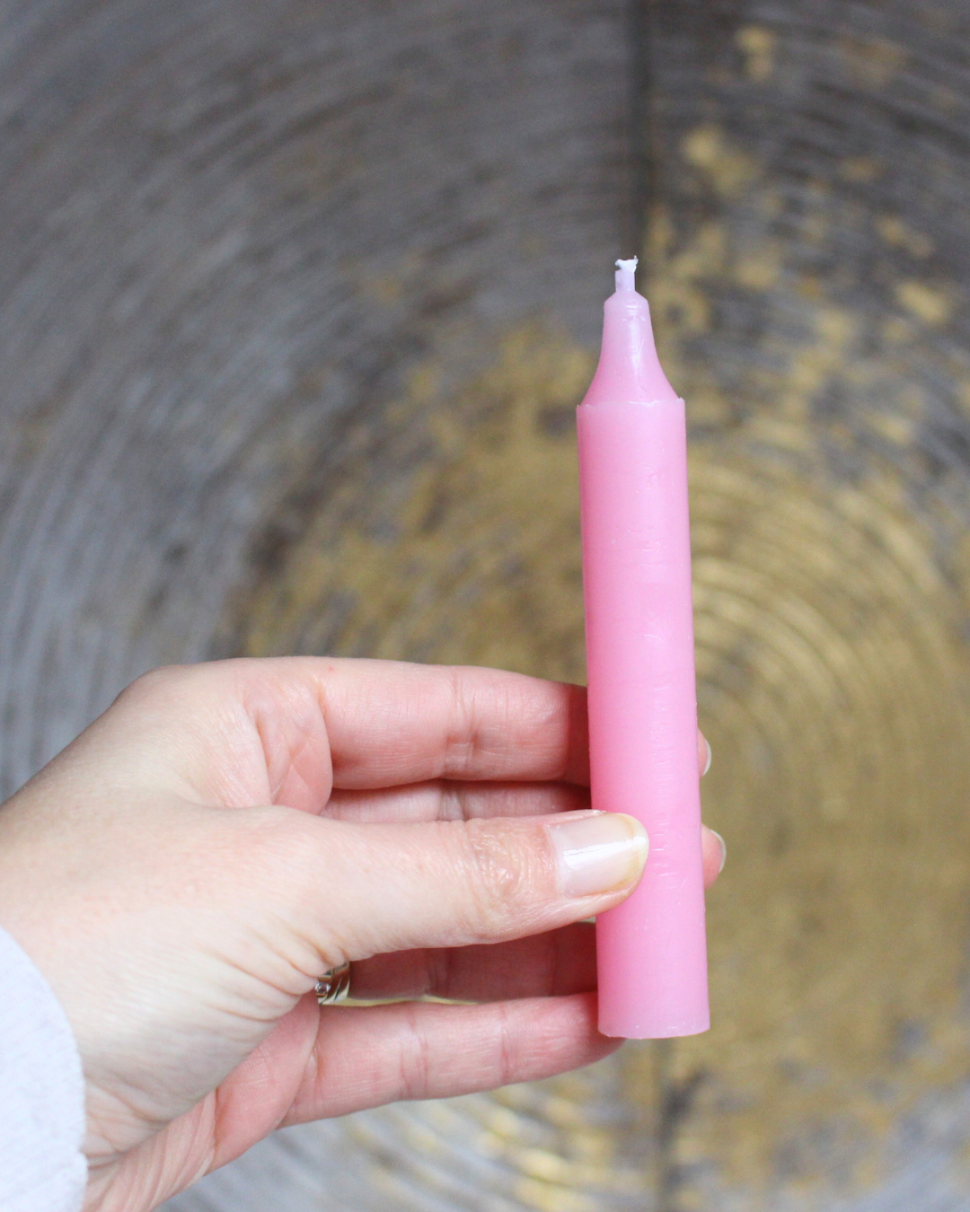 Douce et réconfortante, la bougie rose est associée à l’amour, la douceur, la tendresse et l’apaisement émotionnel. Elle convient parfaitement aux rituels affectifs et relationnels.